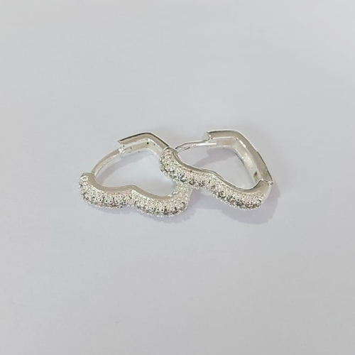 BRINCO FOLHEADO A PRATA COM 50 MILÉSIMO+ VERNIZ DIAMOND BRINCO DE ARGOLA FORMATO CORAÇÃO COM 1 FILEIRAS DE MICRO ZIRCÔNIAS 15MM PRBR001512