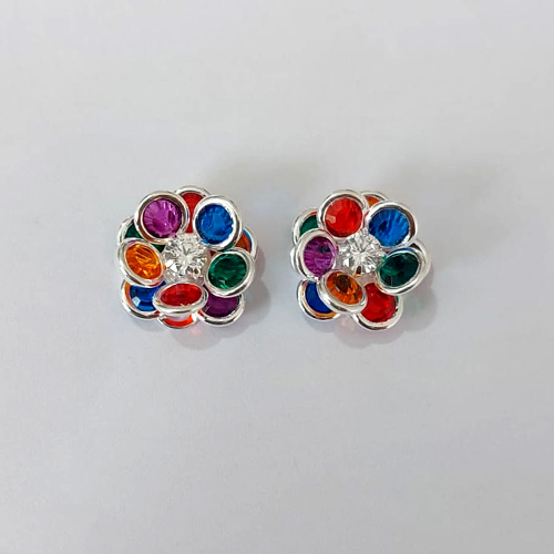 BRINCO FOLHEADO A PRATA - BRINCO DE PINO FLOR CRAVEJADA EM ZIRCÔNIAS COLORIDAS 15MM - PRBR001513