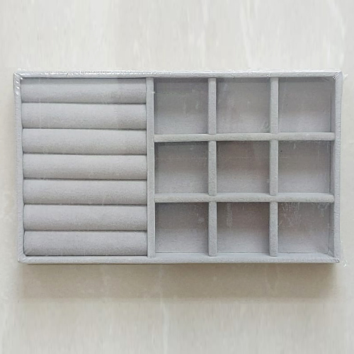 BANDEJA EM VELUDO PARA JOIAS - COR: CINZA - TAMANHO: 12,5 X 21,5CM - PREB000062