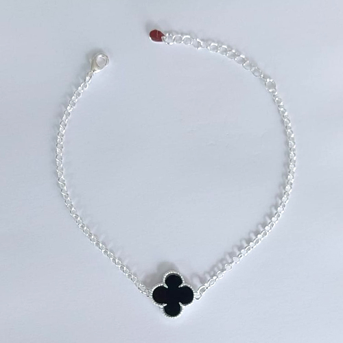 PULSEIRA FOLHEADA A PRATA COM 50 MILÉSIMOS + VERNIZ DIAMOND - PULSEIRA COM TREVO PRETO 13MM - TAMANHO: 17CM + EXTENSOR - FECHO LAGOSTA PRPS001206