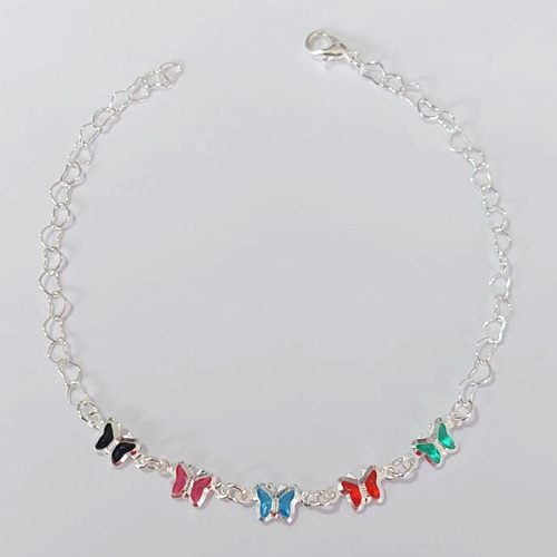 PULSEIRA FOLHEADA A PRATA COM 50 MILÉSIMOS + VERNIZ DIAMOND - PULSEIRA COM CORRENTE CORAÇÃO E BORBOLETAS DE VIDROS COLORIDAS - TAMANHO: 17CM + EXTENSOR - FECHO LAGOSTA PRPS001207