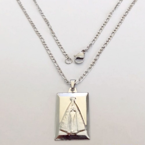 GARGANTILHA EM AÇO INOXIDÁVEL - CORRENTE DE 60CM (BCOL023) PINGENTE PLACA NOSSA SENHORA APARECIDA 28MM - ACGG000540
