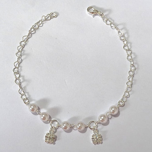 PULSEIRA FOLHEADA A PRATA COM 50 MILÉSIMOS + VERNIZ DIAMOND - PULSEIRA COM PÉROLAS E PINGENTES EM MICROS ZIRCÔNIAS - TAMANHO: 21CM E FECHO LAGOSTA - PRPS001252