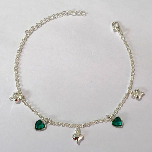 PULSEIRA FOLHEADA A PRATA COM 50 MILÉSIMOS + VERNIZ DIAMOND - PULSEIRA COM CORAÇÕES DUPLOS E CORAÇÕES EM CRISTAIS VERDES - TAMANHO: 17CM + EXTENSOR E FECHO LAGOSTA - PRPS001256