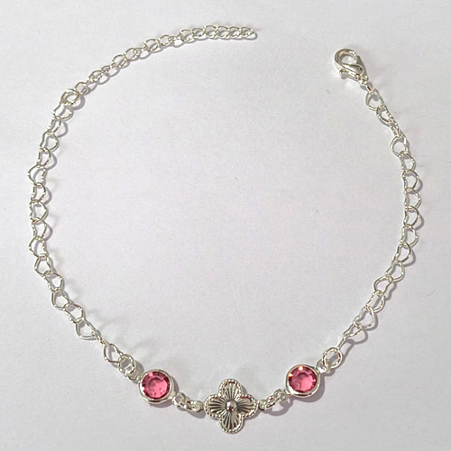 PULSEIRA FOLHEADA A PRATA COM 50 MILÉSIMOS + VERNIZ DIAMOND - PULSEIRA COM CRISTAIS ROSAS E TREVO - TAMANHO: 17CM + EXTENSOR E FECHO LAGOSTA - PRPS001262