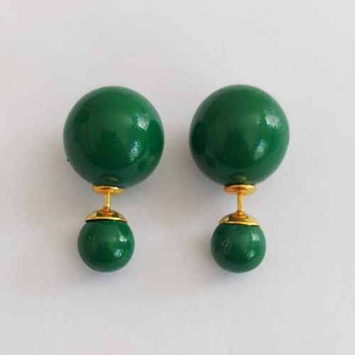 BRINCO FOLHEADO A OURO - BANHADO COM 5 MILÉSIMOS + VERNIZ DIAMOND - BRINCO DE PINO COM PÉROLAS VERDE 14MM - (OURO1013) OUBR000499