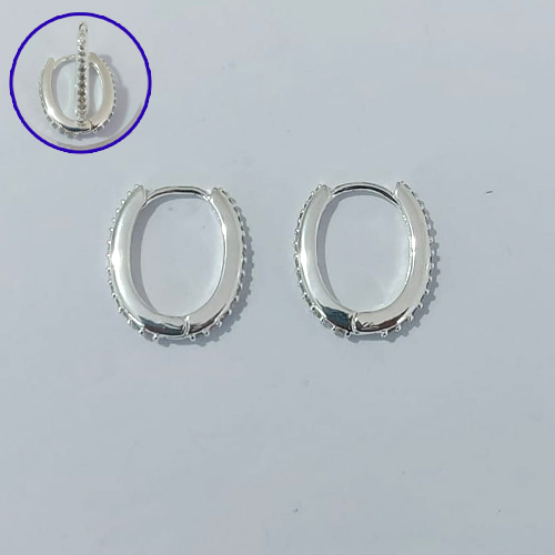 BRINCO FOLHEADO A PRATA 50 MILÉSIMOS + VERNIZ DIAMOND - BRINCO DE ARGOLA OVAL CRAVEJADA COM MICRO ZIRCÔNIAS 15MM - PRBR001529