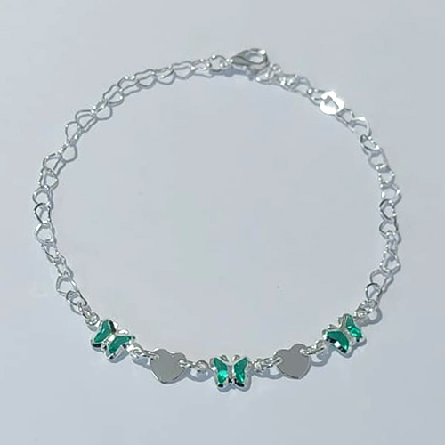 PULSEIRA FOLHEADA A PRATA COM 50 MILÉSIMOS + VERNIZ DIAMOND - PULSEIRA 19CM CORRENTE CORAÇÃO COM BORBOLETAS VERDES DE VIDRO E FECHO LAGOSTA - PRPS001273