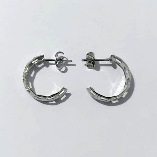 BRINCO EM AÇO INOXIDÁVEL - BRINCO ARGOLA DETALHES VAZADOS 6X18MM (ARGI0401) - COMPOSIÇÃO: AÇO INOXIDÁVEL - (AÇO2239)- ACBR000504