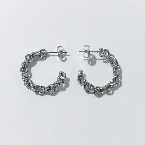 BRINCO EM AÇO INOXIDÁVEL - BRINCO ARGOLA ENTRELAÇADA 4,5X24MM (ARGI0426) - COMPOSIÇÃO: AÇO INOXIDÁVEL - (AÇO2244)- ACBR000500