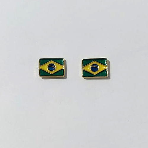 BRINCO FOLHEADO A OURO - BANHADO COM 5 MILÉSSIMOS + VERNIZ DIAMOND - BRINCO DE PINO QUADRADO BANDEIRA BRASIL 9X7MM (OURO1265) OUBR000530