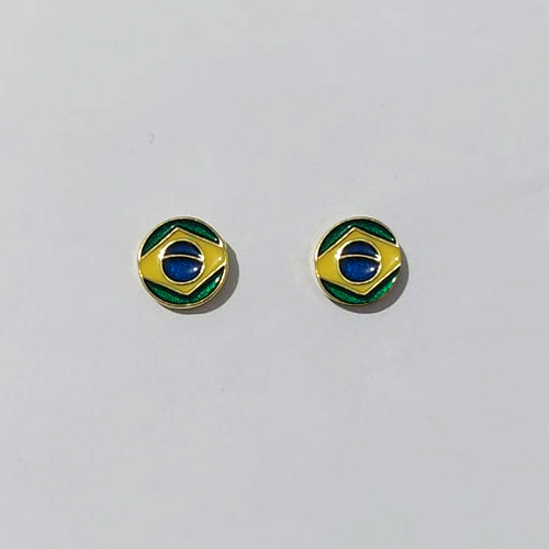 BRINCO FOLHEADO A OURO - BANHADO COM 5 MILÉSIMOS + VERNIZ DIAMOND - BRINCO DE PINO REDONDO BANDEIRA BRASIL 8MM (OURO1264) OUBR000531