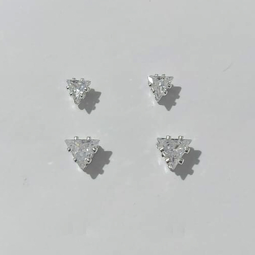 DUO DE BRINCO FOLHEADO A PRATA 50 MILÉSIMOS + VERNIZ DIAMOND - DUO DE BRINCO DE PINO ZIRCÔNIA TRIÂNGULO 5/4MM - PRBR001551