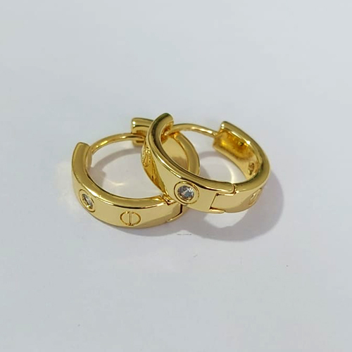 BRINCO FOLHEADO A OURO - BANHADO COM 5 MILÉSIMOS + VERNIZ DIAMOND - BRINCO DE ARGOLA COM MICRO ZIRCÔNIAS 15MM - LARGURA 3,8MM OUBR000519