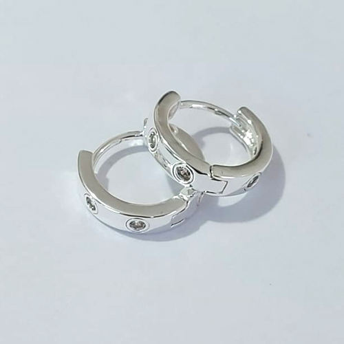 BRINCO FOLHEADO A PRATA 50 MILÉSIMOS + VERNIZ DIAMOND - BRINCO DE ARGOLA COM MICRO ZIRCÔNIAS 15MM - PRBR001552