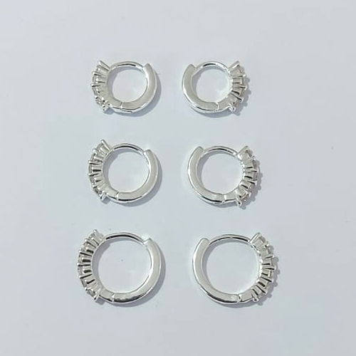 BRINCO FOLHEADO A PRATA COM 50 MILÉSIMO+ VERNIZ DIAMOND - TRIOS DE BRINCOS DE ARGOLA COM 1 FILEIRA DE MICRO ZIRCÔNIAS 14/13/12MM LARGURA 2MM PRBR001554