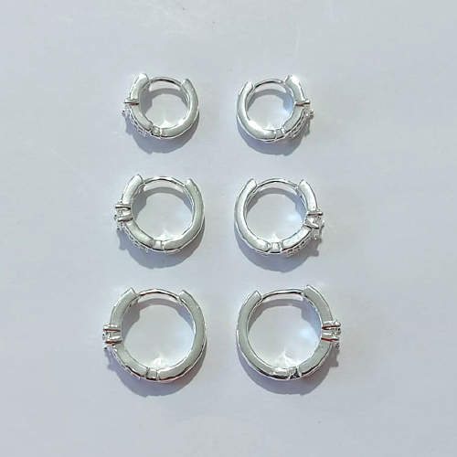 BRINCO FOLHEADO A PRATA COM 50 MILÉSIMO+ VERNIZ DIAMOND - TRIOS DE BRINCOS DE ARGOLA COM 2 FILEIRAS DE MICRO ZIRCÔNIAS 15/12/10MM PRBR001554