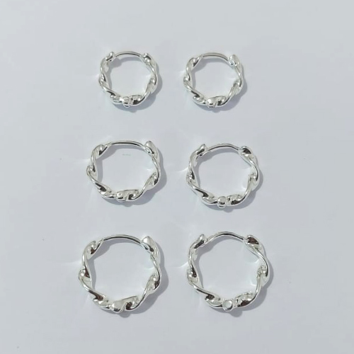 BRINCO FOLHEADO A PRATA COM 50 MILÉSIMO+ VERNIZ DIAMOND - TRIOS DE BRINCOS DE ARGOLA DESENHADAS 17/15/13MM LARGURA 1,5MM PRBR001555