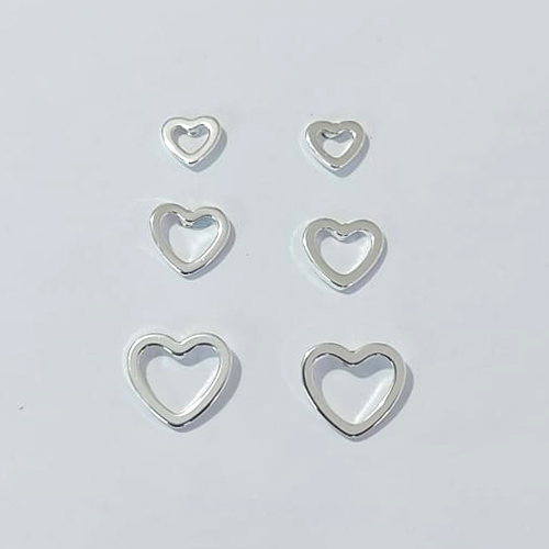 BRINCO FOLHEADO A PRATA COM 50 MILÉSIMO+ VERNIZ DIAMOND - TRIOS DE BRINCOS DE PINO CORAÇÃO VAZADOS 10/8/6MM - PRBR001557