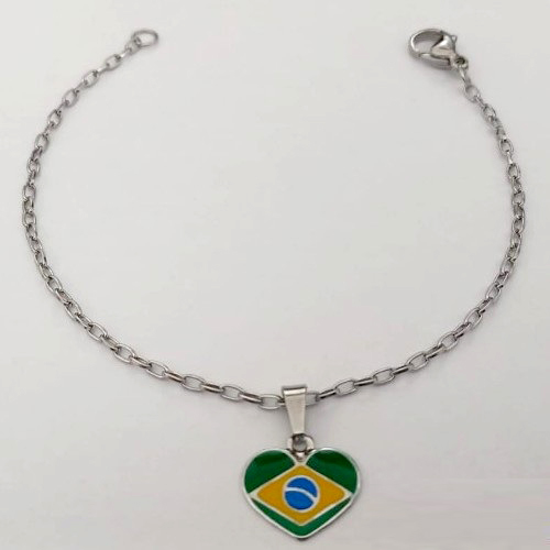 PULSEIRA EM AÇO INOXIDÁVEL - PULSEIRA CORRENTE(012) 18CM COM PINGENTE BANDEIRA DO " BRASIL " RESINADA EM FORMATO CORAÇÃO DE 13MM (AÇO3029) - ACPS000766