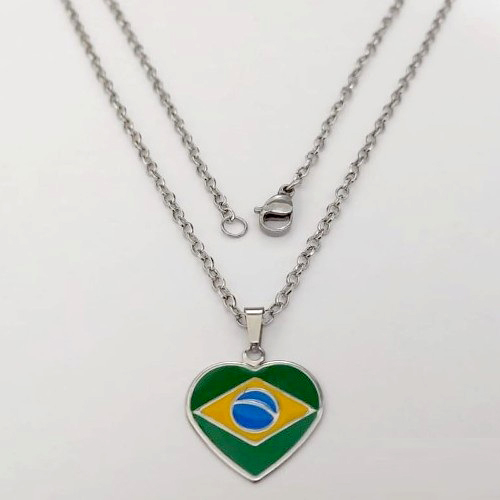 GARGANTILHA EM AÇO INOXIDÁVEL - CORRENTE (03) 45CM COM PINGENTE BANDEIRA DO BRASIL FORMATO CORAÇÃO 20MM - FECHO LAGOSTA - COMPOSIÇÃO: AÇO INOXIDÁVEL(AÇO3036) - ACGG000575