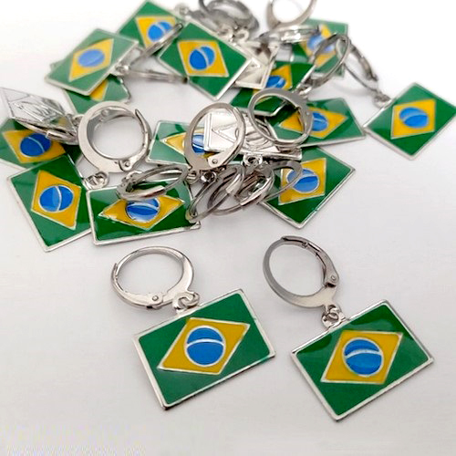 BRINCO EM AÇO INOXIDÁVEL - BRINCO DE ARGOLINHA DE PRESSÃO (TRANQUETA) PINGENTE BANDEIRA DO BRASIL 10X15MM - COMPOSIÇÃO: AÇO INOXIDÁVEL(ACO3055) - ACBR000540