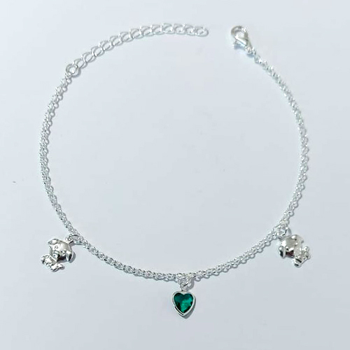 PULSEIRA FOLHEADO A PRATA COM 50 MILÉSIMOS + VERNIZ DIAMOND - PULSEIRA 17CM COM CORAÇÃO EM VIDRO VERDE E CACHORRINHOS - PRPS001278