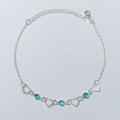 PULSEIRA FOLHEADO A PRATA COM 50 MILÉSIMOS + VERNIZ DIAMOND - PULSEIRA 17CM COM CORAÇÕES VAZADOS E PEDRAS CRISTAIS AZUÍS - PRPS001279