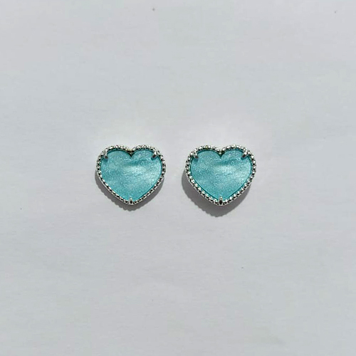BRINCO FOLHEADO A PRATA COM 50 MILÉSIMO+ VERNIZ DIAMOND - BRINCO DE PINO CORAÇÃO RESINA AZUL 11MM PRBR001581