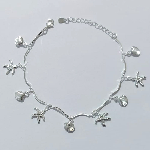 PULSEIRA FOLHEADO A PRATA COM 50 MILÉSIMOS + VERNIZ DIAMOND - PULSEIRA 17CM COM CONHAS E ESTRELA DO MAR + EXTENSOR- PRPS001281