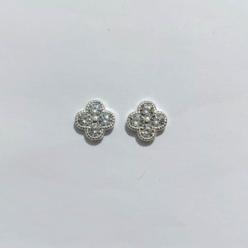 BRINCO FOLHEADO A PRATA COM 50 MILÉSIMO+ VERNIZ DIAMOND - BRINCO DE PINO TREVO COM ZIRCÔNIAS 10MM PRBR001582
