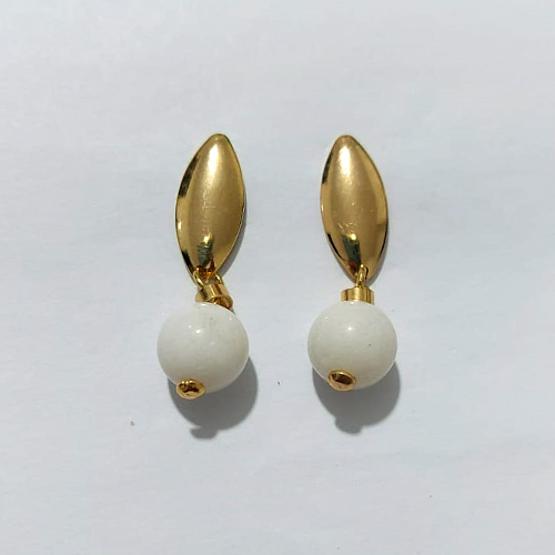 BRINCO FOLHEADO A OURO - BANHADO COM 5 MILÉSIMOS + VERNIZ DIAMOND - BRINCO DE PINO BASE OVAL E PINGENTE EM ACRÍLICO BRANCO 35MM - (OURO1313) OUBR000554