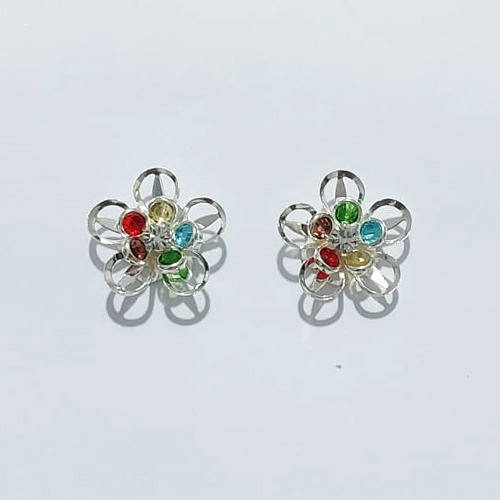BRINCO FOLHEADO A PRATA COM 50 MILÉSIMOS + VERNIZ DIAMOND - BRINCO DE PINO FLOR VAZADA COM MICRO ZIRCÔNIA E PEDRA CRISTAL COLORIDAS 20MM PRBR001586