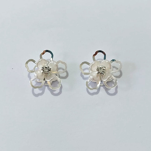BRINCO FOLHEADO A PRATA COM 50 MILÉSIMOS + VERNIZ DIAMOND - BRINCO DE PINO FLOR VAZADA COM ZIRCÔNIAS CRISTAL 19MM PRBR001587