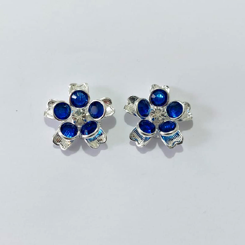 BRINCO FOLHEADO A PRATA COM 50 MILÉSIMOS + VERNIZ DIAMOND - BRINCO DE PINO FLOR COM ZIRCÔNIAS AZUÍS 21MM PRBR001588