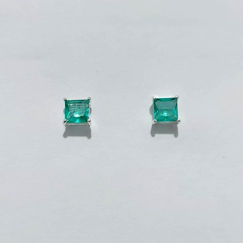 BRINCO FOLHEADO A PRATA COM 50 MILÉSIMO+ VERNIZ DIAMOND - BRINCO DE PINO QUADRADO COM ZIRCÔNIA VERDE 6MM PRBR001590
