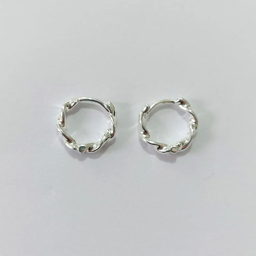 BRINCO FOLHEADO A PRATA COM 50 MILÉSIMO+ VERNIZ DIAMOND - BRINCO DE ARGOLA TRANÇADA 15MM PRBR001592