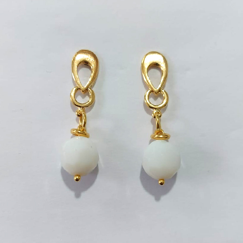 BRINCO FOLHEADO A OURO - BANHADO COM 5 MILÉSIMOS + VERNIZ DIAMOND - BRINCO DE PINO BASE VAZADA E PEDRA SINTÉTICA BRANCA 10MM - (OURO1378) OUBR000578