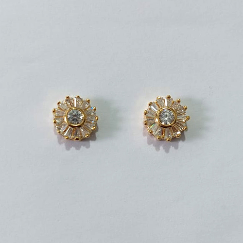 BRINCO FOLHEADO A OURO - BANHADO COM 5 MILÉSIMOS + VERNIZ DIAMOND - BRINCO DE PINO REDONDO CRAVEJADO EM MICROS ZIRCÔNIAS 10MM - (OURO1386) OUBR000579
