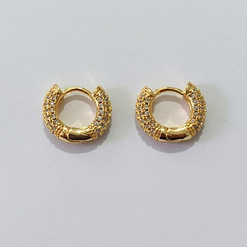 BRINCO FOLHEADO A OURO +VERNIZ - BRINCO DE ARGOLA COM 4 FILEIRAS DE MICRO ZIRCÔNIAS DOS DOIS LADOS 16MM OUBR000602