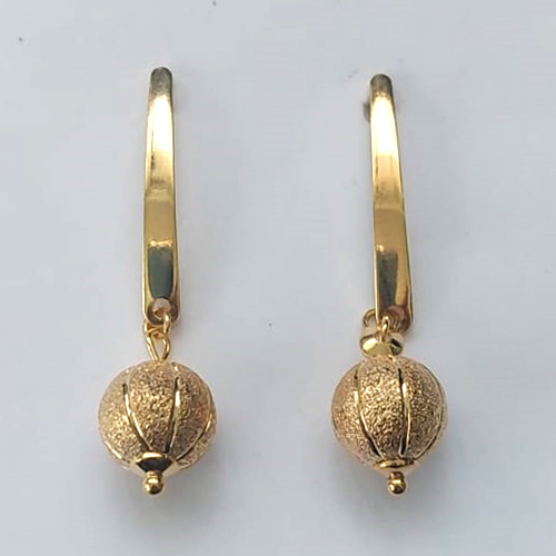 BRINCO FOLHEADO A OURO - BANHADO COM 5 MILÉSIMOS + VERNIZ DIAMOND - BRINCO DE PINO COM BASE COMPRIDA E PINGENTE ESFERA COM BRILHOS 10MM - (OURO399) OUBR000603