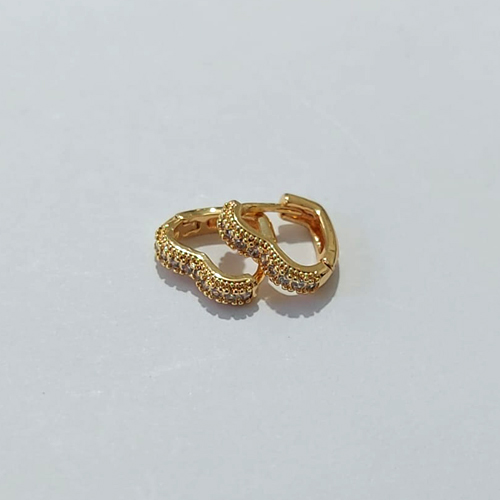BRINCO FOLHEADO A OURO + VERNIZ - BRINCO DE ARGOLA COM FORMATO CORAÇÃO COM 1 FILEIRA DE MICRO ZIRCÔNIA 12MM OUBR000610