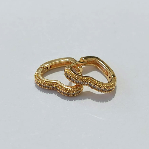 BRINCO FOLHEADO A OURO + VERNIZ - BRINCO DE ARGOLA COM FORMATO CORAÇÃO COM 1 FILEIRA DE MICRO ZIRCÔNIA 16MM OUBR000611