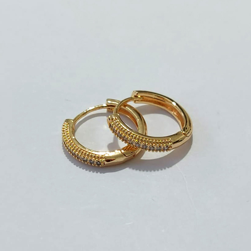BRINCO FOLHEADO A OURO + VERNIZ - BRINCO DE ARGOLA COM 1 FILEIRA DE MICRO ZIRCÔNIA 18MM OUBR000612