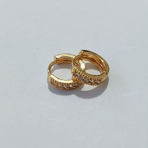BRINCO FOLHEADO A OURO + VERNIZ - BRINCO DE ARGOLA COM 1 FILEIRA DE MICRO ZIRCÔNIA 12MM OUBR000615