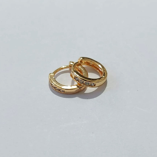 BRINCO FOLHEADO A OURO + VERNIZ - BRINCO DE ARGOLA COM 1 FILEIRA DE MICRO ZIRCÔNIA 12MM OUBR000616
