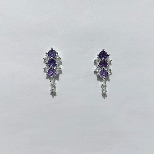 BRINCO FOLHEADO A PRATA + VERNIZ DIAMOND - BRINCO DE PINO COM ZIRCÔNIAS LILÁS 8X21MM PRBR001616