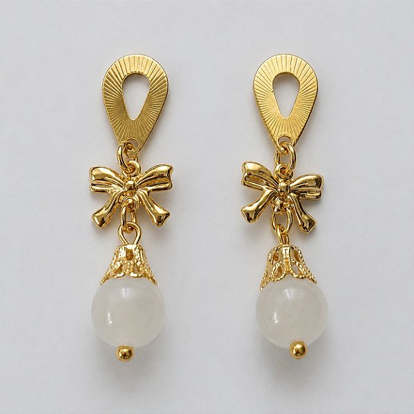 BRINCO FOLHEADO A OURO - BANHADO COM 5 MILÉSIMOS + VERNIZ DIAMOND - BRINCO DE PINO LAÇO COM PEDRA BRANCA 5MM - (OURO297)OUBR000621