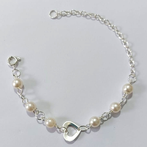 PULSEIRA FOLHEADA A PRATA COM 50 MILÉSIMOS + VERNIZ DIAMOND - PULSEIRA COM PÉROLAS E CORAÇÃO VAZADO - TAMANHO: 18CM - (PRA1023) PRPS001301