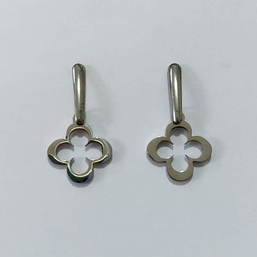 BRINCO EM AÇO INOXIDÁVEL- BRINCO DE PINO COM BASE LISA PINGENTE TREVO VAZADO 12MM ACBR000567